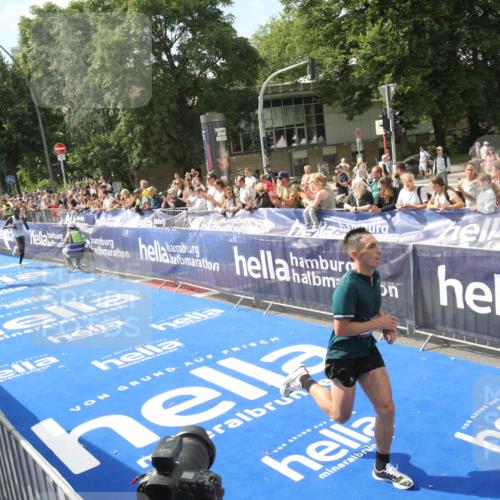 29.06.2025 - hella hamburg halbmarathon Michael Strokosch http://msf.ph/oto/8535384 29.06.2025 10:14:03 Ziel  meine-sportfotos.de