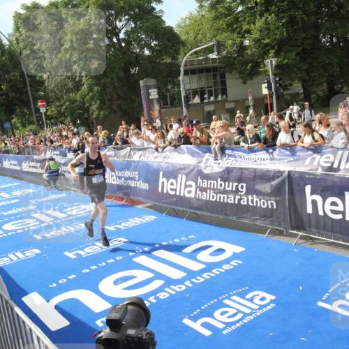 29.06.2025 - hella hamburg halbmarathon Michael Strokosch http://msf.ph/oto/8535386 29.06.2025 10:14:04 Ziel  meine-sportfotos.de