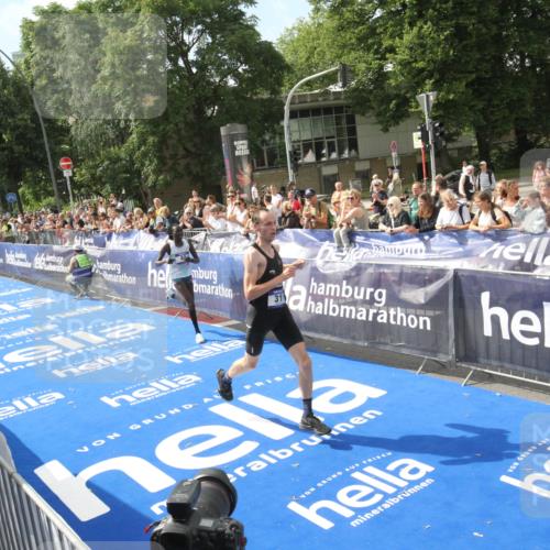 29.06.2025 - hella hamburg halbmarathon Michael Strokosch http://msf.ph/oto/8535387 29.06.2025 10:14:04 Ziel  meine-sportfotos.de