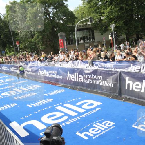 29.06.2025 - hella hamburg halbmarathon Michael Strokosch http://msf.ph/oto/8535391 29.06.2025 10:14:31 Ziel  meine-sportfotos.de