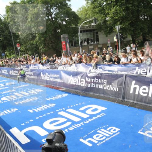29.06.2025 - hella hamburg halbmarathon Michael Strokosch http://msf.ph/oto/8535392 29.06.2025 10:14:32 Ziel  meine-sportfotos.de