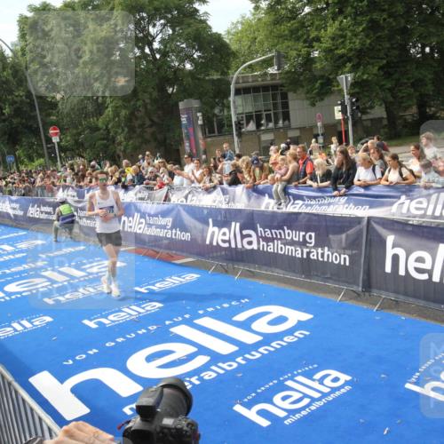 29.06.2025 - hella hamburg halbmarathon Michael Strokosch http://msf.ph/oto/8535398 29.06.2025 10:15:37 Ziel  meine-sportfotos.de