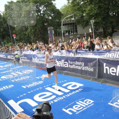 29.06.2025 - hella hamburg halbmarathon Michael Strokosch http://msf.ph/oto/8535399 29.06.2025 10:15:37 Ziel  meine-sportfotos.de