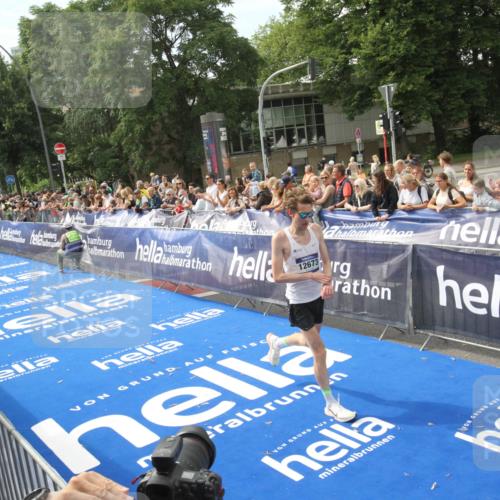 29.06.2025 - hella hamburg halbmarathon Michael Strokosch http://msf.ph/oto/8535400 29.06.2025 10:15:38 Ziel  meine-sportfotos.de
