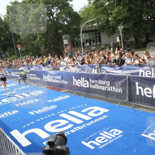 29.06.2025 - hella hamburg halbmarathon Michael Strokosch http://msf.ph/oto/8535402 29.06.2025 10:15:50 Ziel  meine-sportfotos.de