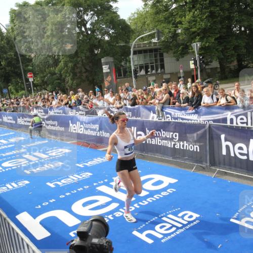 29.06.2025 - hella hamburg halbmarathon Michael Strokosch http://msf.ph/oto/8535406 29.06.2025 10:15:51 Ziel  meine-sportfotos.de