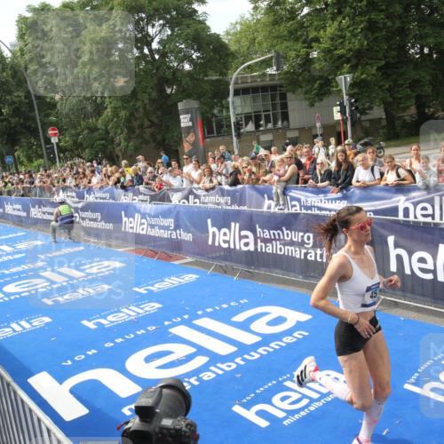 29.06.2025 - hella hamburg halbmarathon Michael Strokosch http://msf.ph/oto/8535407 29.06.2025 10:15:52 Ziel  meine-sportfotos.de