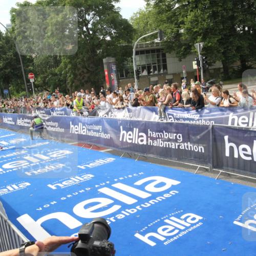 29.06.2025 - hella hamburg halbmarathon Michael Strokosch http://msf.ph/oto/8535408 29.06.2025 10:16:14 Ziel  meine-sportfotos.de