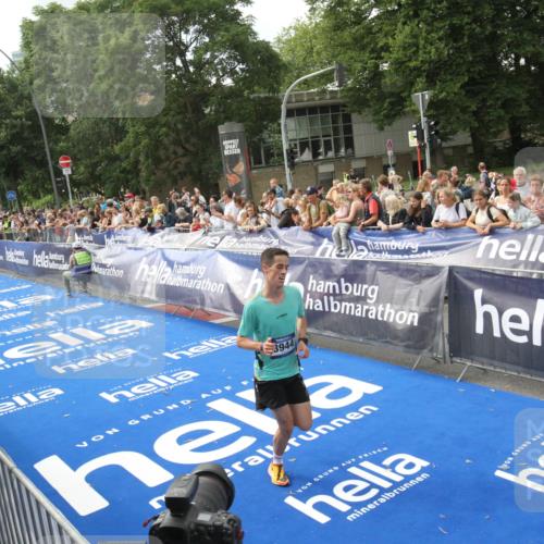 29.06.2025 - hella hamburg halbmarathon Michael Strokosch http://msf.ph/oto/8535416 29.06.2025 10:16:37 Ziel  meine-sportfotos.de