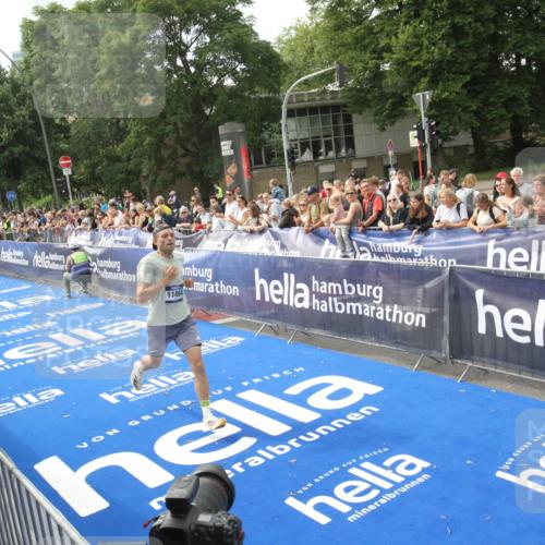 29.06.2025 - hella hamburg halbmarathon Michael Strokosch http://msf.ph/oto/8535418 29.06.2025 10:16:42 Ziel  meine-sportfotos.de