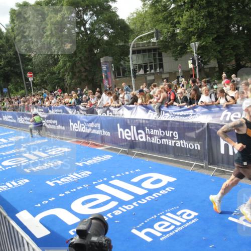 29.06.2025 - hella hamburg halbmarathon Michael Strokosch http://msf.ph/oto/8535429 29.06.2025 10:17:13 Ziel  meine-sportfotos.de