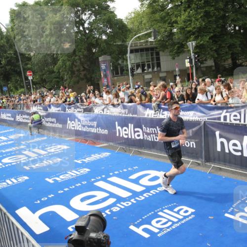 29.06.2025 - hella hamburg halbmarathon Michael Strokosch http://msf.ph/oto/8535439 29.06.2025 10:18:01 Ziel  meine-sportfotos.de
