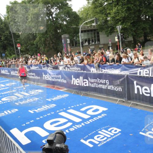 29.06.2025 - hella hamburg halbmarathon Michael Strokosch http://msf.ph/oto/8535442 29.06.2025 10:18:06 Ziel  meine-sportfotos.de