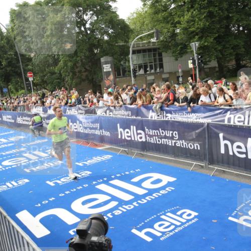 29.06.2025 - hella hamburg halbmarathon Michael Strokosch http://msf.ph/oto/8535449 29.06.2025 10:18:15 Ziel  meine-sportfotos.de