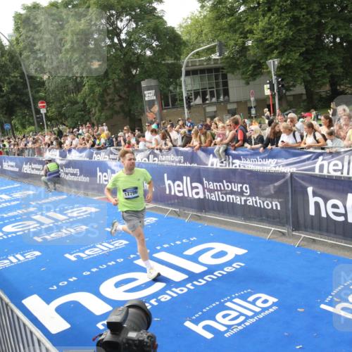 29.06.2025 - hella hamburg halbmarathon Michael Strokosch http://msf.ph/oto/8535450 29.06.2025 10:18:15 Ziel  meine-sportfotos.de
