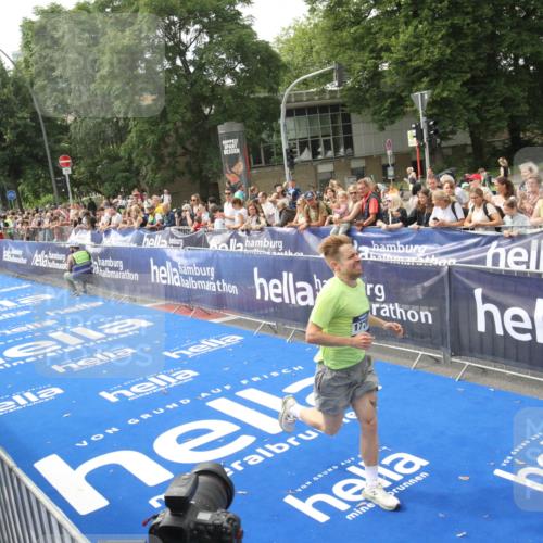 29.06.2025 - hella hamburg halbmarathon Michael Strokosch http://msf.ph/oto/8535451 29.06.2025 10:18:16 Ziel  meine-sportfotos.de