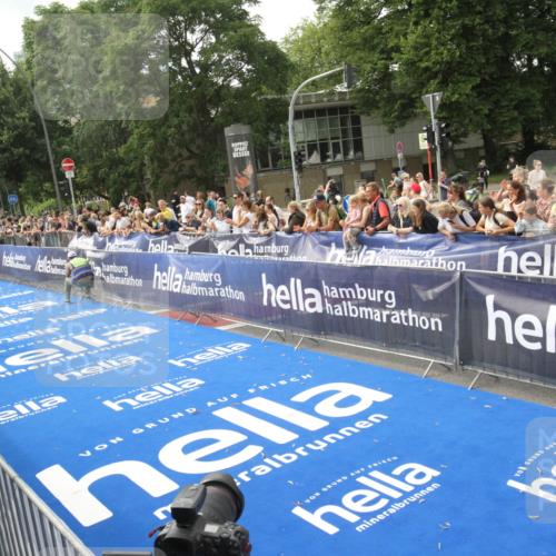 29.06.2025 - hella hamburg halbmarathon Michael Strokosch http://msf.ph/oto/8535496 29.06.2025 10:19:52 Ziel  meine-sportfotos.de