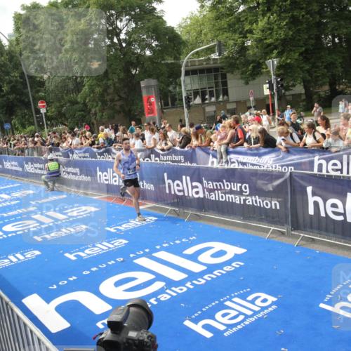 29.06.2025 - hella hamburg halbmarathon Michael Strokosch http://msf.ph/oto/8535509 29.06.2025 10:20:11 Ziel  meine-sportfotos.de