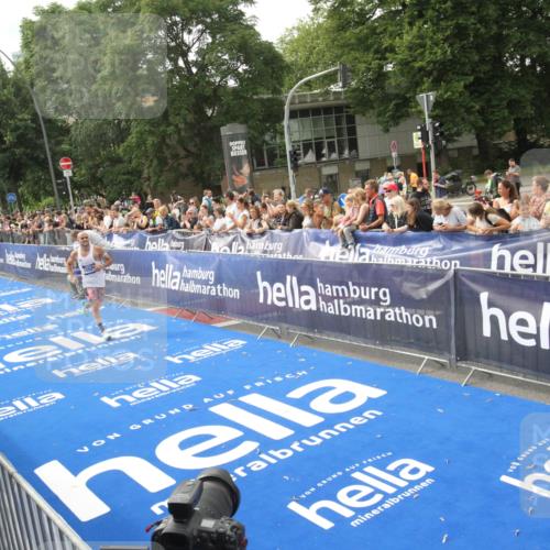 29.06.2025 - hella hamburg halbmarathon Michael Strokosch http://msf.ph/oto/8535524 29.06.2025 10:20:40 Ziel  meine-sportfotos.de