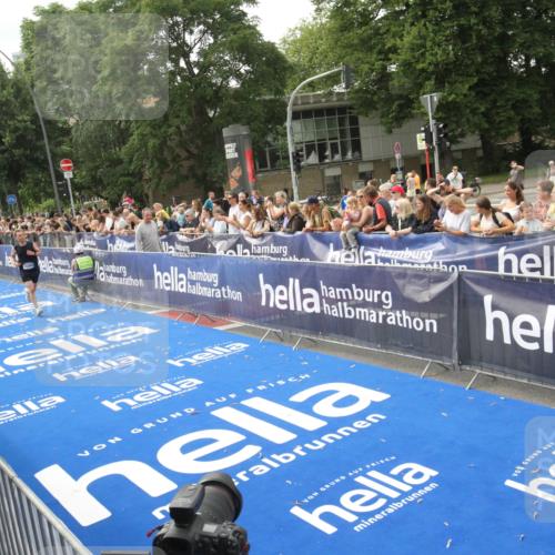 29.06.2025 - hella hamburg halbmarathon Michael Strokosch http://msf.ph/oto/8535529 29.06.2025 10:20:47 Ziel  meine-sportfotos.de