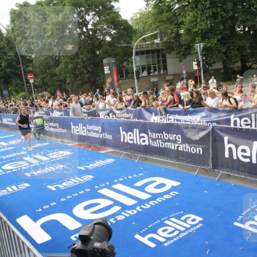 29.06.2025 - hella hamburg halbmarathon Michael Strokosch http://msf.ph/oto/8535530 29.06.2025 10:20:47 Ziel  meine-sportfotos.de