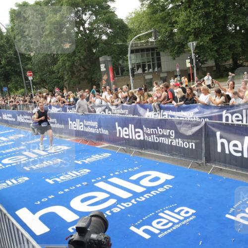 29.06.2025 - hella hamburg halbmarathon Michael Strokosch http://msf.ph/oto/8535531 29.06.2025 10:20:48 Ziel  meine-sportfotos.de