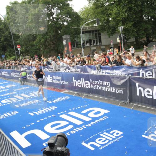 29.06.2025 - hella hamburg halbmarathon Michael Strokosch http://msf.ph/oto/8535532 29.06.2025 10:20:48 Ziel  meine-sportfotos.de