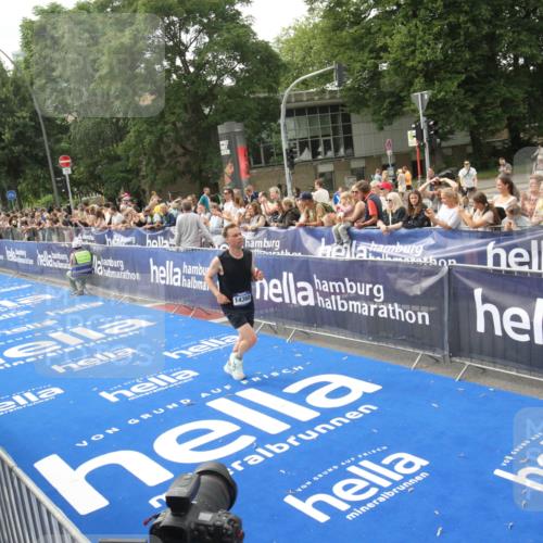 29.06.2025 - hella hamburg halbmarathon Michael Strokosch http://msf.ph/oto/8535533 29.06.2025 10:20:49 Ziel  meine-sportfotos.de
