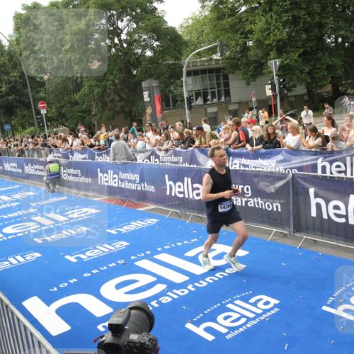 29.06.2025 - hella hamburg halbmarathon Michael Strokosch http://msf.ph/oto/8535534 29.06.2025 10:20:49 Ziel  meine-sportfotos.de