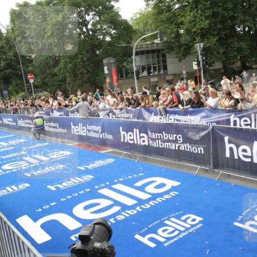 29.06.2025 - hella hamburg halbmarathon Michael Strokosch http://msf.ph/oto/8535535 29.06.2025 10:20:50 Ziel  meine-sportfotos.de