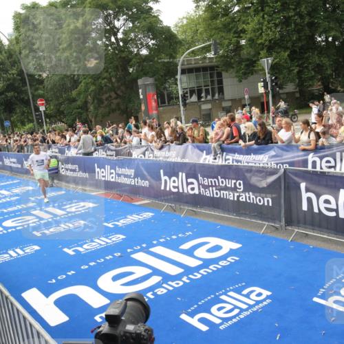 29.06.2025 - hella hamburg halbmarathon Michael Strokosch http://msf.ph/oto/8535536 29.06.2025 10:20:52 Ziel  meine-sportfotos.de