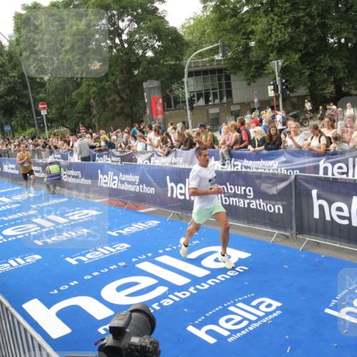 29.06.2025 - hella hamburg halbmarathon Michael Strokosch http://msf.ph/oto/8535539 29.06.2025 10:20:54 Ziel  meine-sportfotos.de