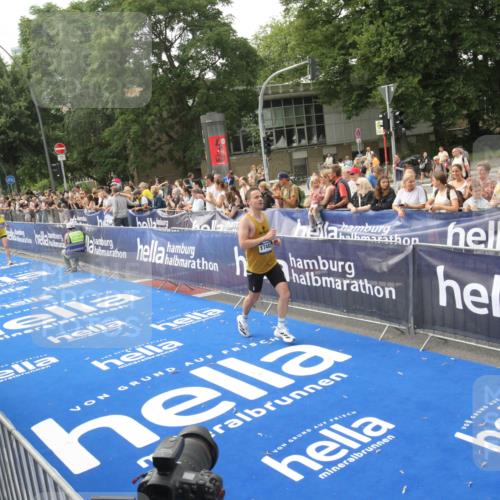 29.06.2025 - hella hamburg halbmarathon Michael Strokosch http://msf.ph/oto/8535541 29.06.2025 10:20:56 Ziel  meine-sportfotos.de