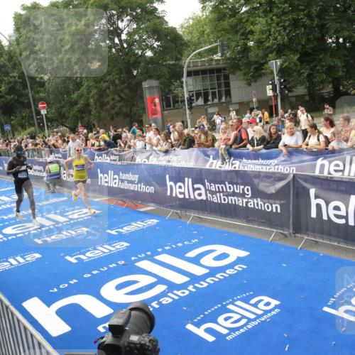 29.06.2025 - hella hamburg halbmarathon Michael Strokosch http://msf.ph/oto/8535542 29.06.2025 10:20:57 Ziel  meine-sportfotos.de