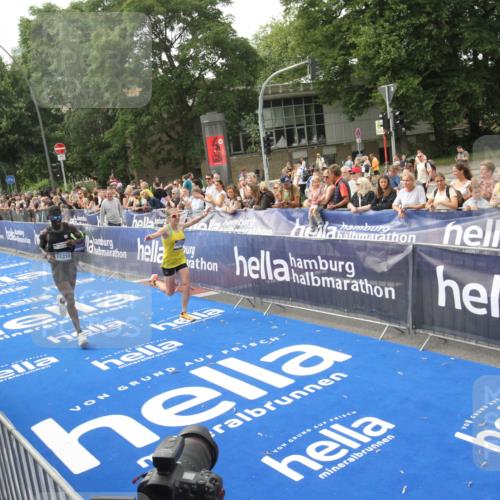 29.06.2025 - hella hamburg halbmarathon Michael Strokosch http://msf.ph/oto/8535543 29.06.2025 10:20:58 Ziel  meine-sportfotos.de