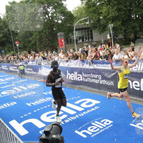 29.06.2025 - hella hamburg halbmarathon Michael Strokosch http://msf.ph/oto/8535545 29.06.2025 10:20:59 Ziel  meine-sportfotos.de