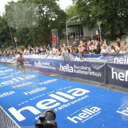 29.06.2025 - hella hamburg halbmarathon Michael Strokosch http://msf.ph/oto/8535546 29.06.2025 10:21:02 Ziel  meine-sportfotos.de