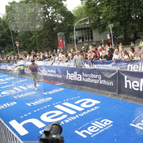 29.06.2025 - hella hamburg halbmarathon Michael Strokosch http://msf.ph/oto/8535547 29.06.2025 10:21:03 Ziel  meine-sportfotos.de