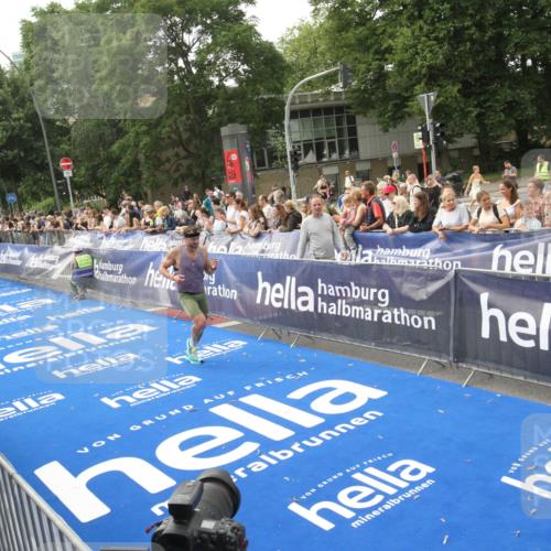 29.06.2025 - hella hamburg halbmarathon Michael Strokosch http://msf.ph/oto/8535548 29.06.2025 10:21:03 Ziel  meine-sportfotos.de