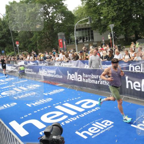29.06.2025 - hella hamburg halbmarathon Michael Strokosch http://msf.ph/oto/8535550 29.06.2025 10:21:04 Ziel  meine-sportfotos.de
