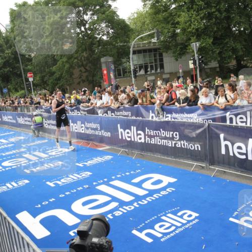 29.06.2025 - hella hamburg halbmarathon Michael Strokosch http://msf.ph/oto/8535551 29.06.2025 10:21:06 Ziel  meine-sportfotos.de