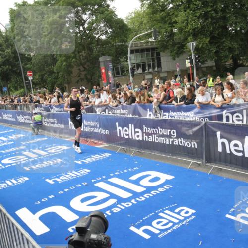 29.06.2025 - hella hamburg halbmarathon Michael Strokosch http://msf.ph/oto/8535552 29.06.2025 10:21:06 Ziel  meine-sportfotos.de