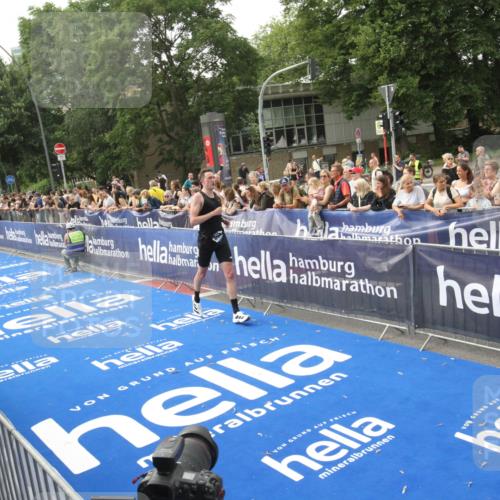 29.06.2025 - hella hamburg halbmarathon Michael Strokosch http://msf.ph/oto/8535553 29.06.2025 10:21:07 Ziel  meine-sportfotos.de