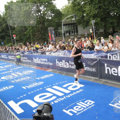 29.06.2025 - hella hamburg halbmarathon Michael Strokosch http://msf.ph/oto/8535555 29.06.2025 10:21:07 Ziel  meine-sportfotos.de