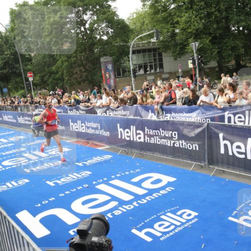 29.06.2025 - hella hamburg halbmarathon Michael Strokosch http://msf.ph/oto/8535556 29.06.2025 10:21:11 Ziel  meine-sportfotos.de