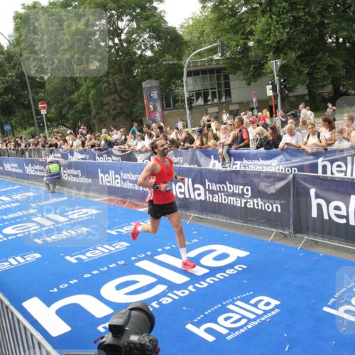 29.06.2025 - hella hamburg halbmarathon Michael Strokosch http://msf.ph/oto/8535558 29.06.2025 10:21:11 Ziel  meine-sportfotos.de