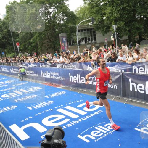 29.06.2025 - hella hamburg halbmarathon Michael Strokosch http://msf.ph/oto/8535559 29.06.2025 10:21:12 Ziel  meine-sportfotos.de