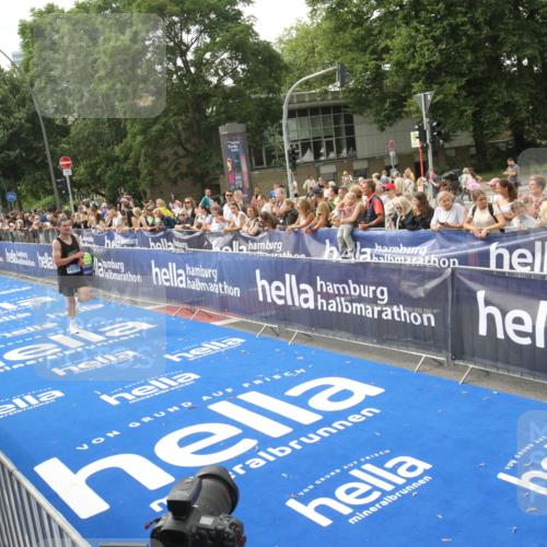 29.06.2025 - hella hamburg halbmarathon Michael Strokosch http://msf.ph/oto/8535560 29.06.2025 10:21:14 Ziel  meine-sportfotos.de