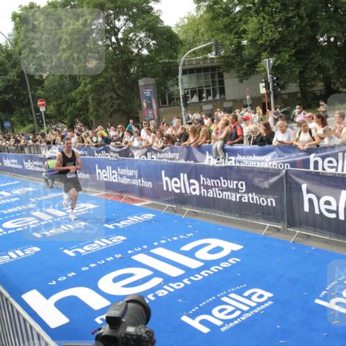 29.06.2025 - hella hamburg halbmarathon Michael Strokosch http://msf.ph/oto/8535561 29.06.2025 10:21:14 Ziel  meine-sportfotos.de