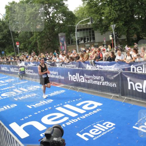 29.06.2025 - hella hamburg halbmarathon Michael Strokosch http://msf.ph/oto/8535562 29.06.2025 10:21:15 Ziel  meine-sportfotos.de